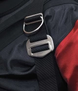 Nastaviteľný popruhový systém na backplate DUX