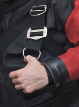 Nastaviteľný popruhový systém na backplate DUX